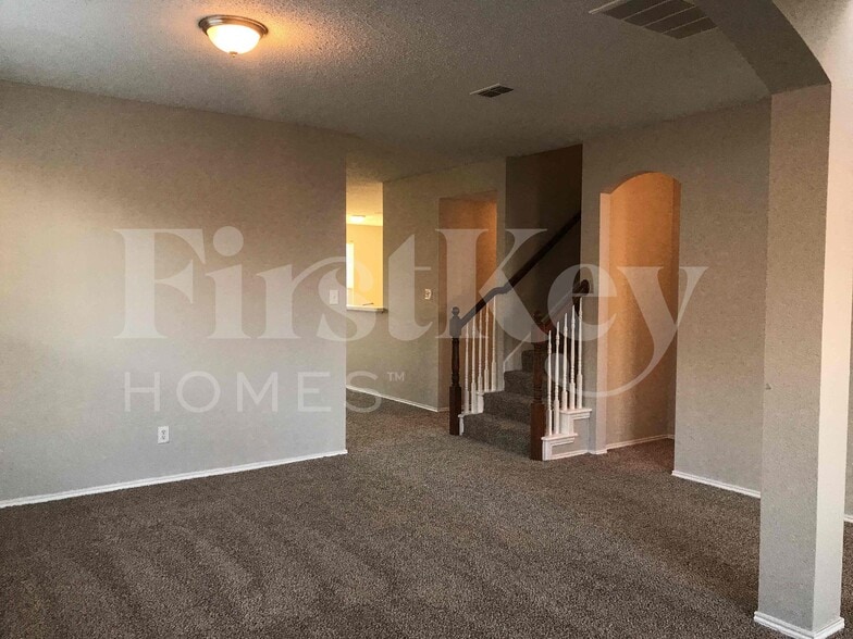 Building Photo - 429 W Clover Park Dr