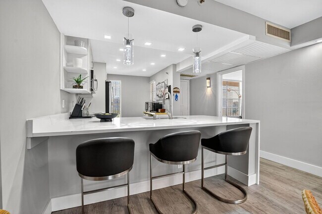 Building Photo - 20 Royal Palm Way