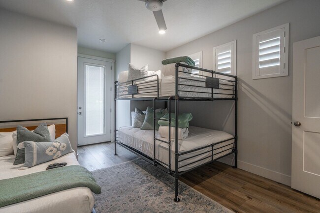 Building Photo - Flexible lease options! Spacious Townhome in Washington