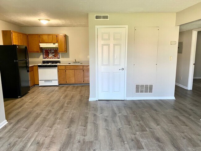 Building Photo - Remodeled 3 bedroom apartment in Portland - Section 8 accepted