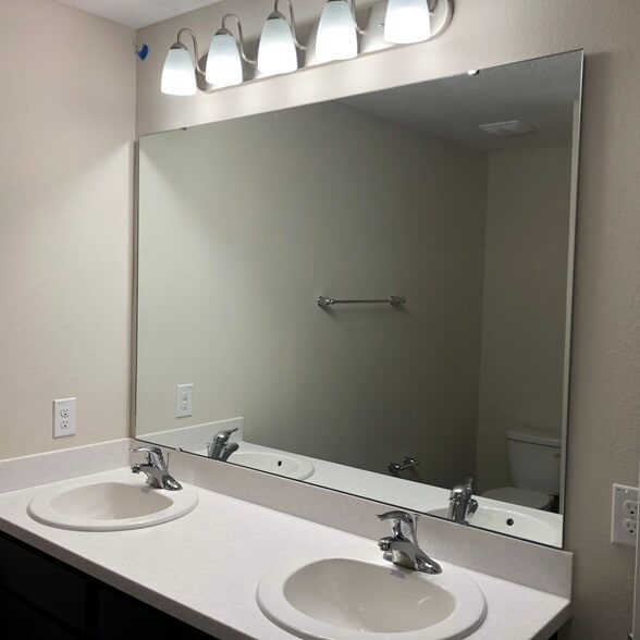 Building Photo - 5815 Oleander Dr