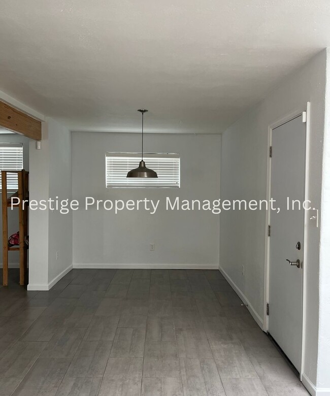 Building Photo - Welcome to This Lovely 3/2.5 East Side Home!!