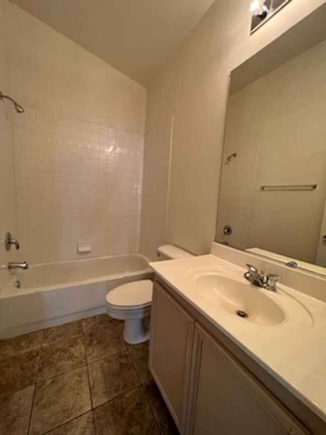 Building Photo - 4 Bedroom Located in Lamplight!