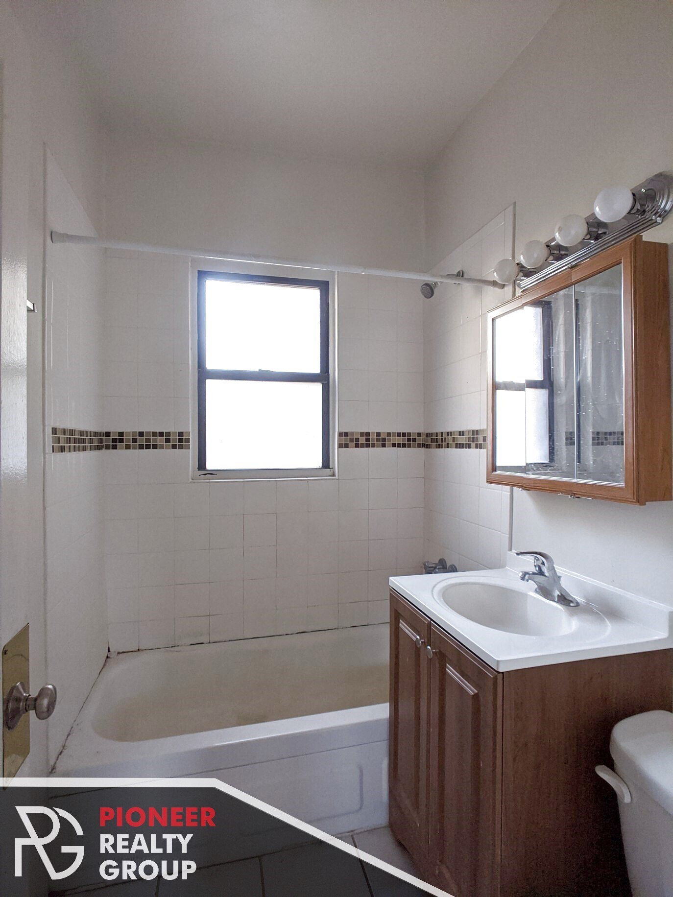 Building Photo - 730 W Roscoe St