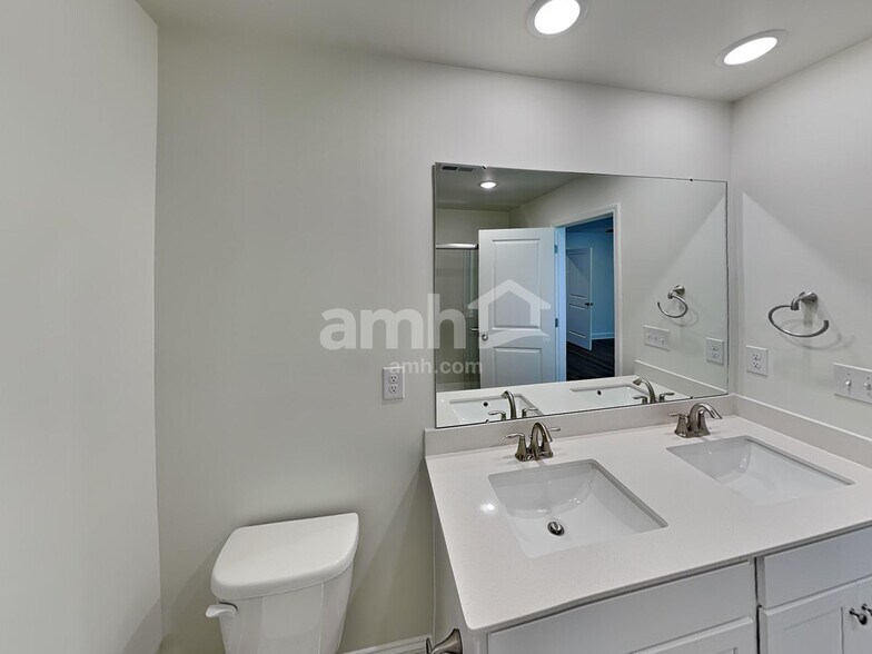Building Photo - 6043 Rosemore Ln
