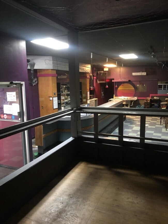 Building Photo - 614 University Ave