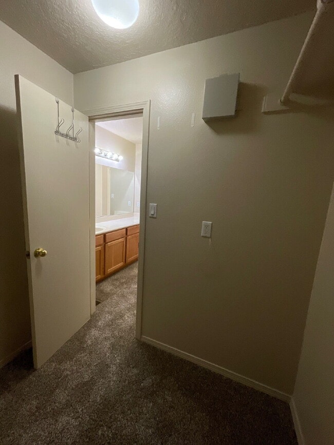 Building Photo - Two story 3 bedroom!