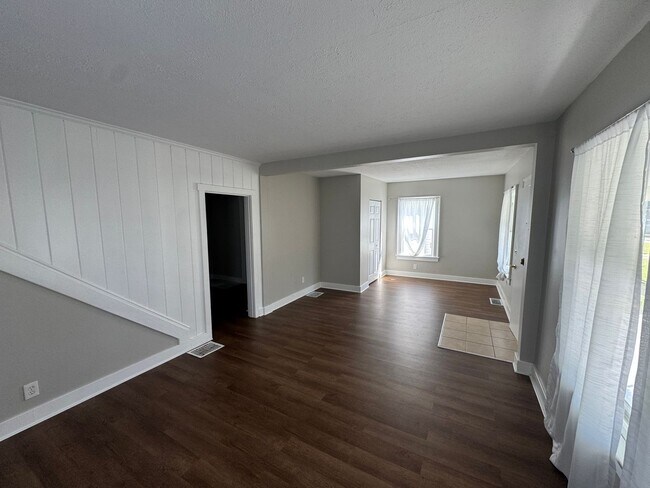 Building Photo - Beautiful 3 Bed and 2 Bath Home