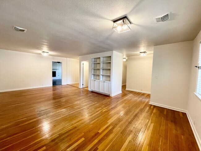 Building Photo - 3 Bedroom House with Mother in Law Suite i...