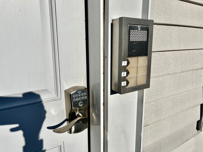 Building Photo - 18 Messenger St