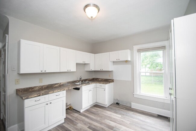Building Photo - "Charming 3-Bed Duplex Retreat on E Ohio S...