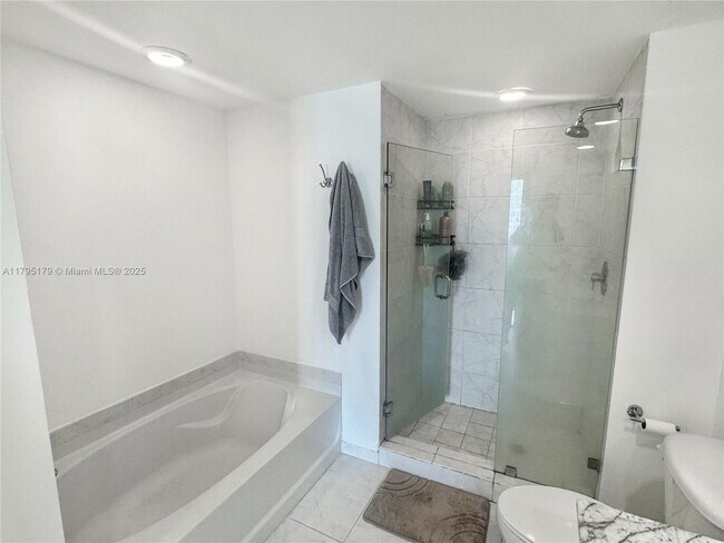 Building Photo - 950 Brickell Bay Dr