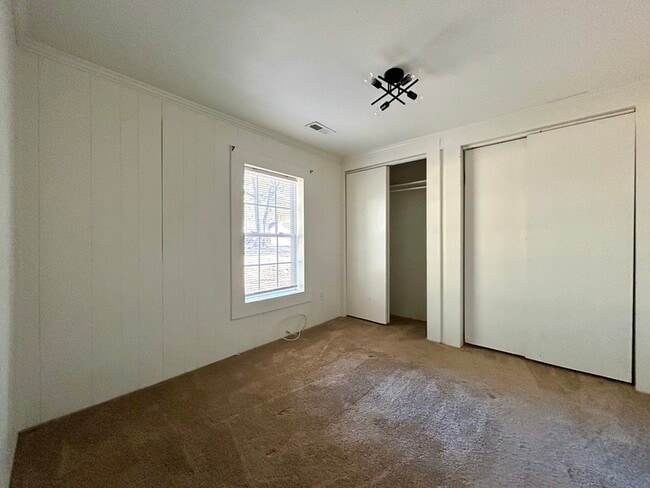 Building Photo - 532 E Iredell Ave