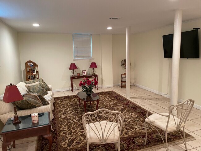 Building Photo - 29 10th Ave W