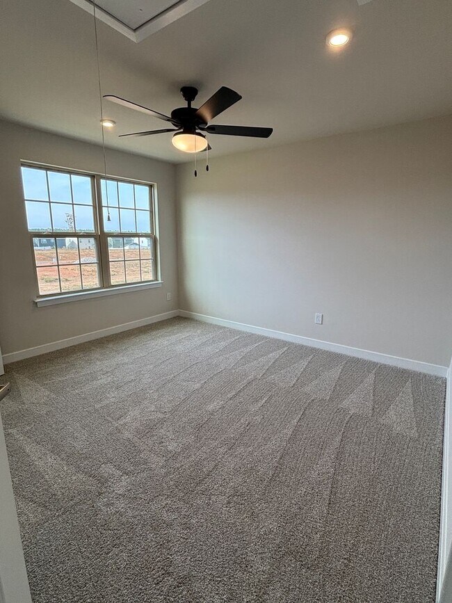 Building Photo - Luxury- New Construction