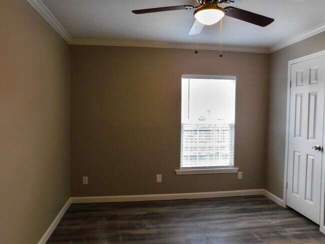 Building Photo - 155 Varsity Dr