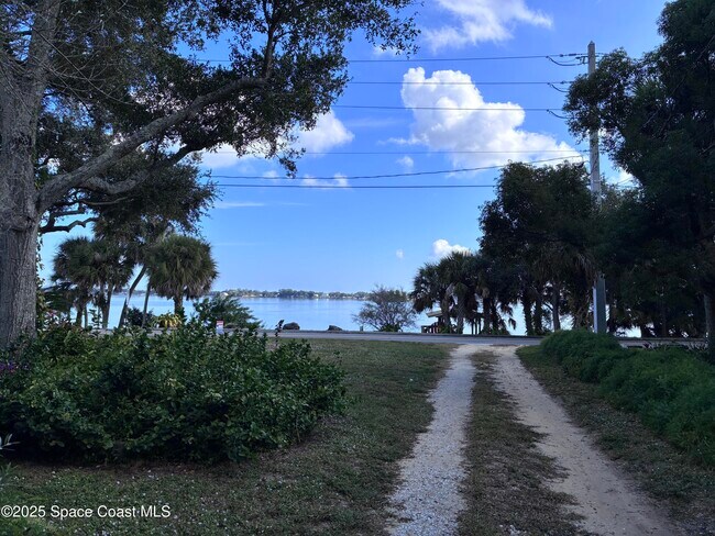 Building Photo - 803 Rockledge Dr