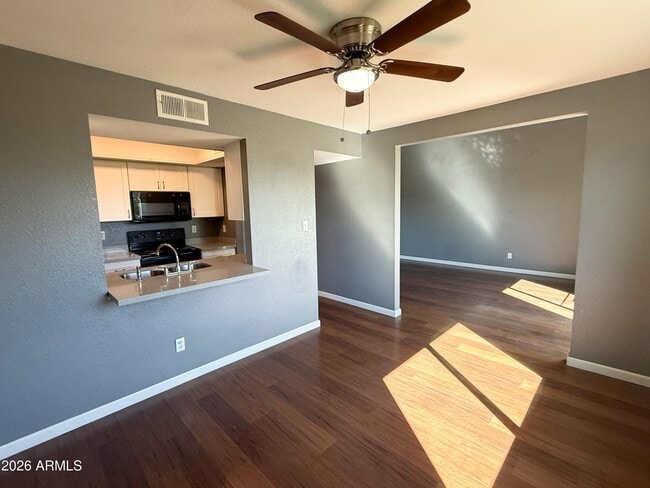 Building Photo - 2202 W Glenrosa Ave