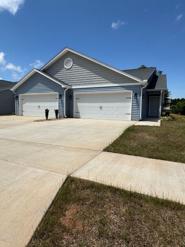 Building Photo - 135 Brawley Villas Pl