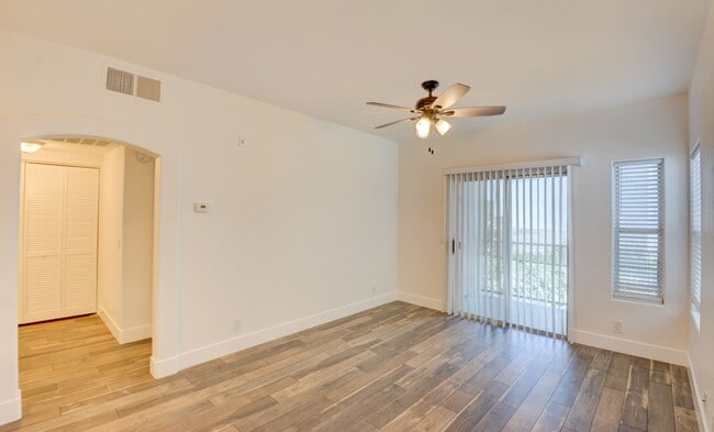Building Photo - Beautiful 1 BR 1 Bath condo in Green Valle...