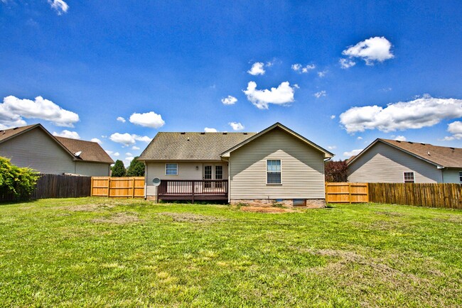 Building Photo - BEAUTIFUL HOME NEAR FORT CAMPBELL