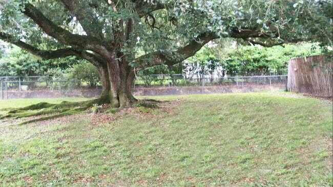 Building Photo - 112 Fraternity Dr