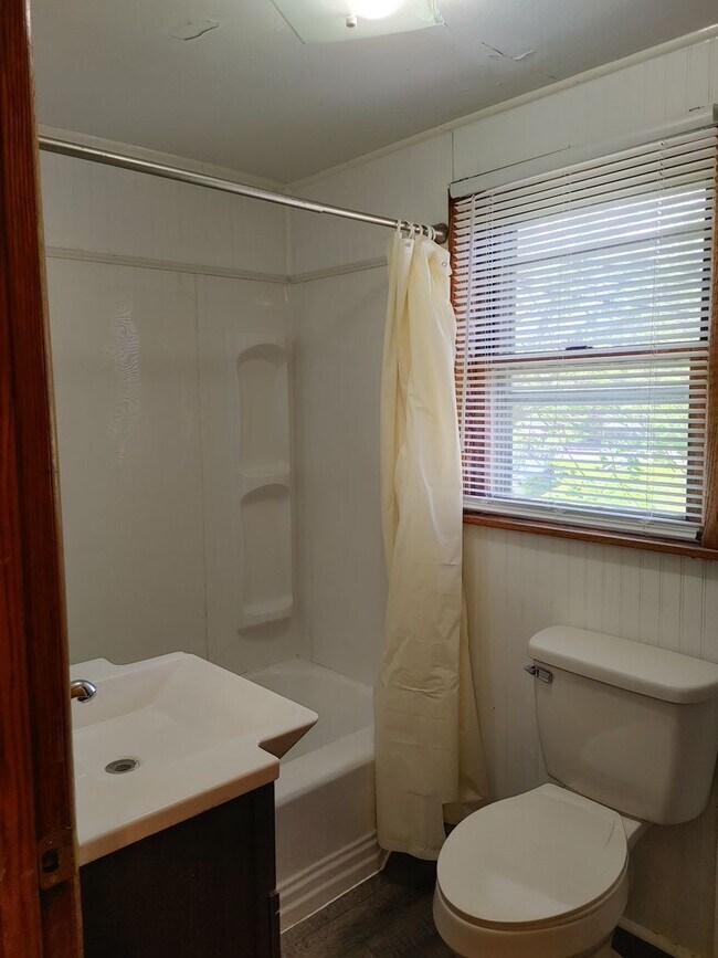 Building Photo - 812 Grafton St