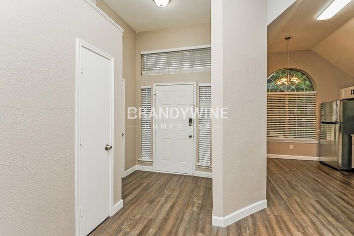 Building Photo - 737 Lionel Way