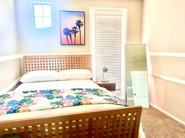 QUEEN BEDROOM W/DESK - 3112 S Lois Ln