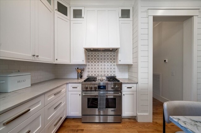 Building Photo - Fully Furnished Home In The Groves