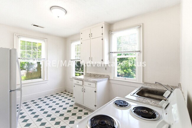 Building Photo - 106 Grove St