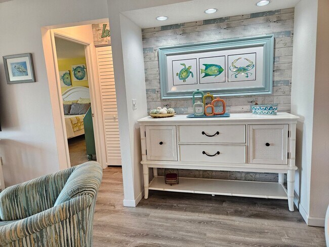 Building Photo - Seasonal Short-Term 2 Bedroom 2 Bathroom Second Floor Condo in Mission Lakes!