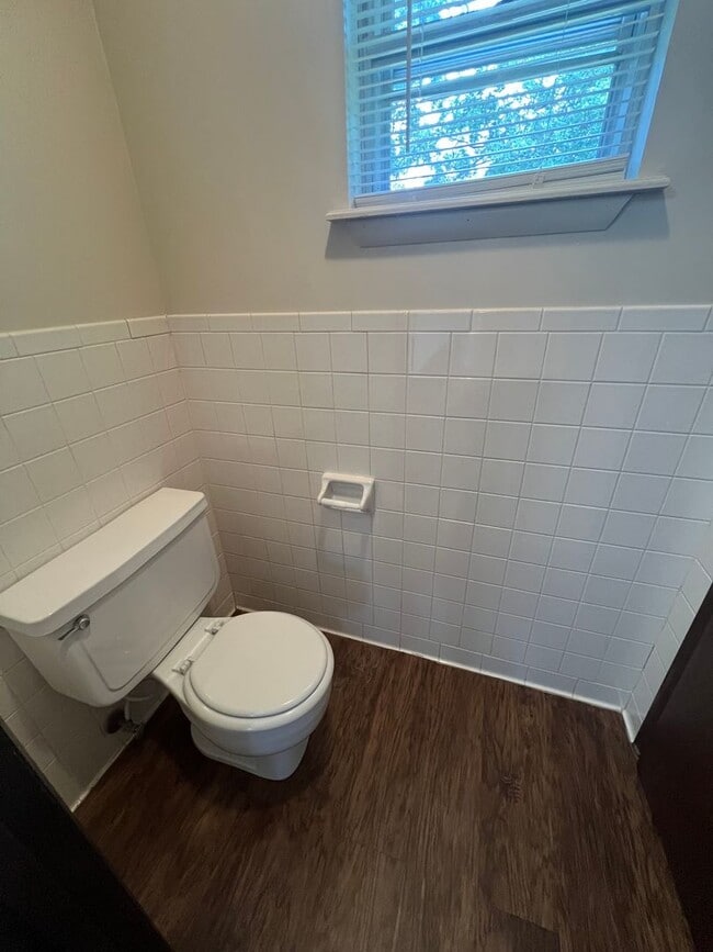 Building Photo - 3 Bed 1.5 Bath, Has large extra room that ...