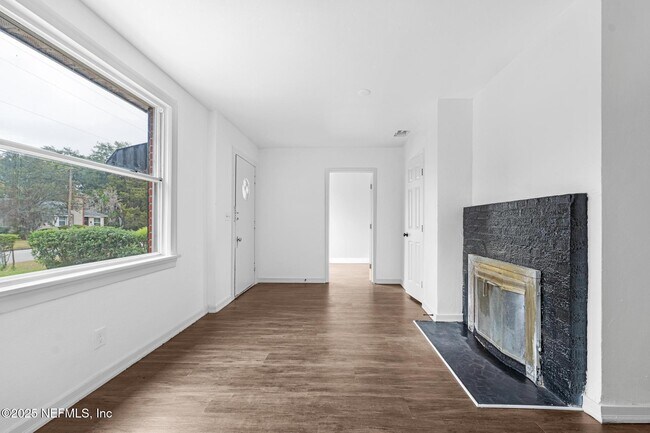 Building Photo - 366 W 67th St