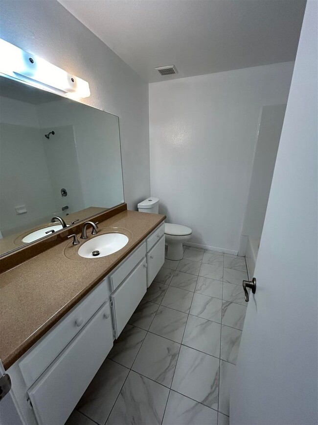 Building Photo - 2 story - 2 Bedroom, 1.5 baths Condo for r...