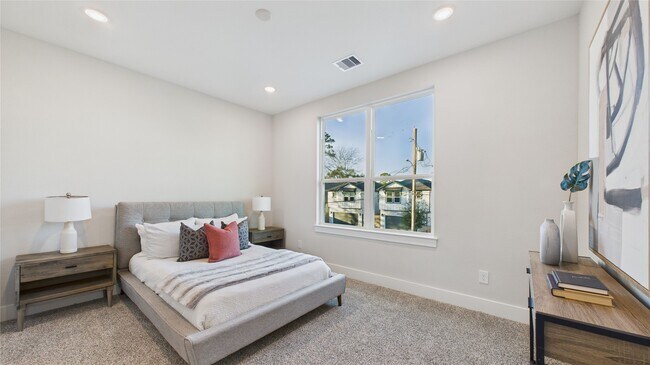 Building Photo - 5027 Golden Forest Dr