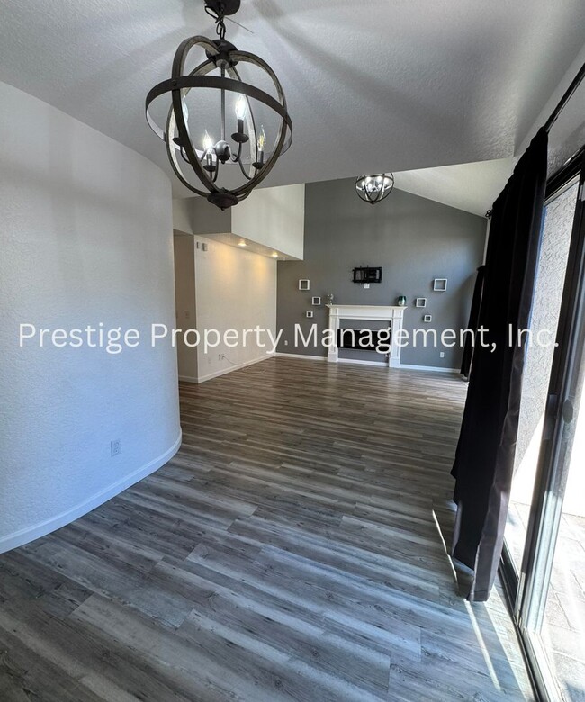 Building Photo - 3/2.5 Beautiful 2 Story Townhome!