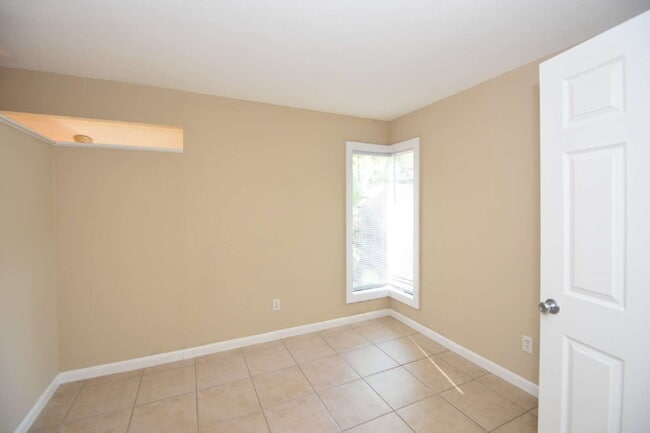 Building Photo - Second floor condo 2/1.5 located at the Fa...