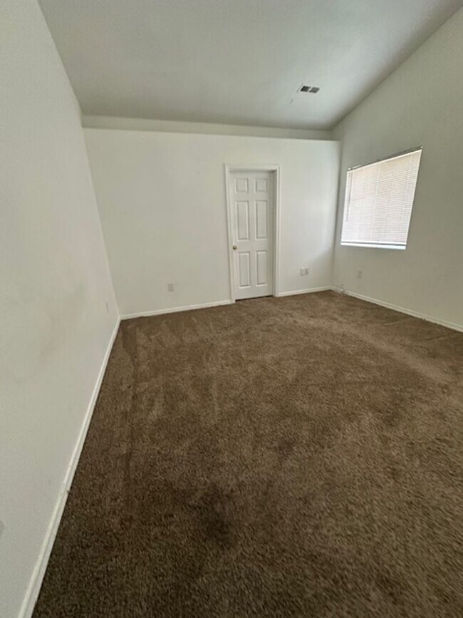 Building Photo - 3 Bedroom House for rent
