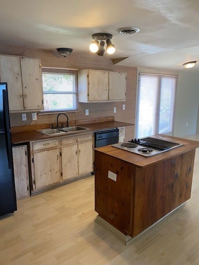 Building Photo - Introducing a charming 3-bedroom, 2-bathroom house located in the desirable Carolina Beach, NC.