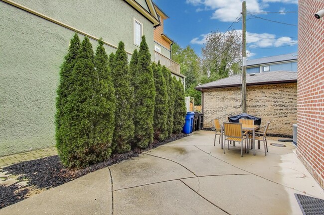 Building Photo - 1601 W Touhy Ave