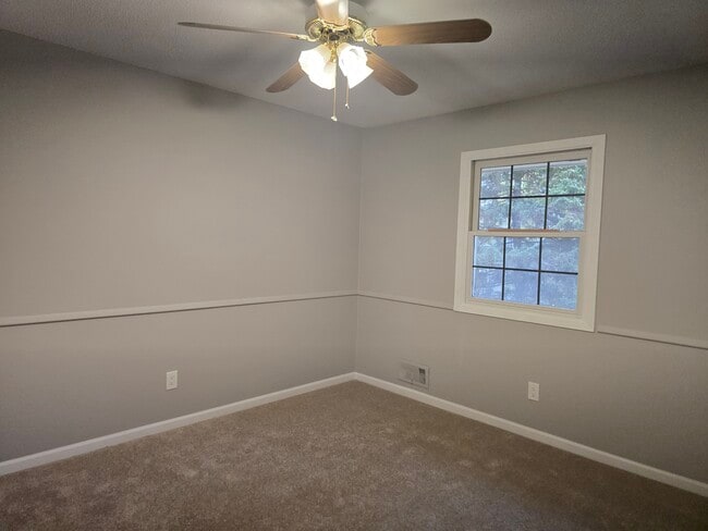 Building Photo - 5580 Shorewood Ln