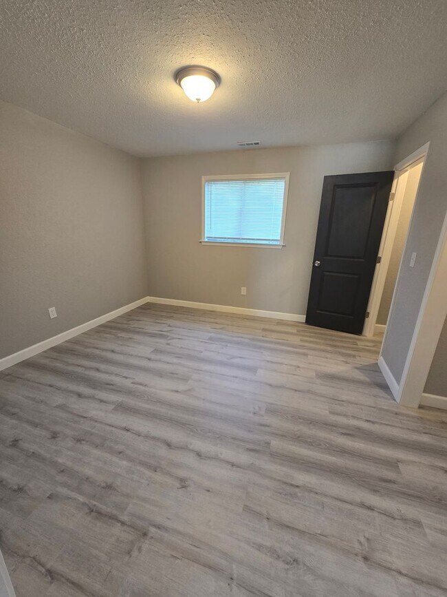 Building Photo - 1 Bedroom 1 Bathroom Apartment!