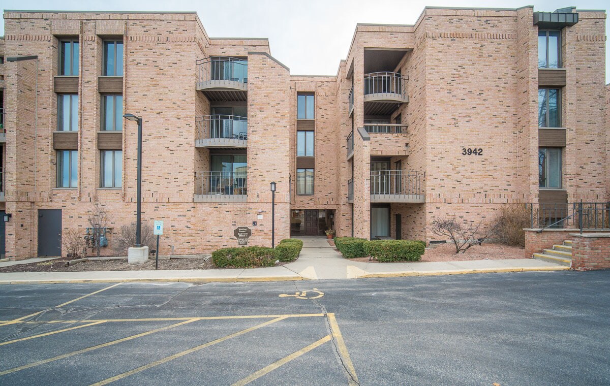 Exterior building - 3942 N Oakland Ave