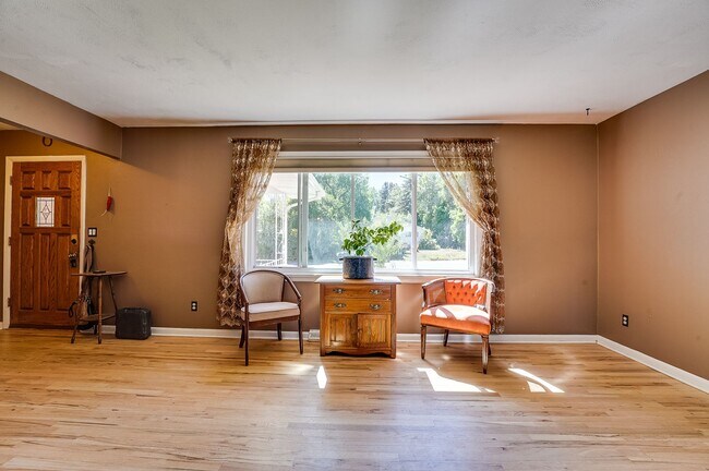 Building Photo - 4 bed, 2 bath Ranch Home near City Park W/ Finished Bsmt & Fenced Yard!