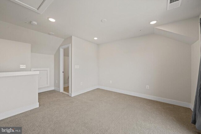 Building Photo - 148 Stowe Dr