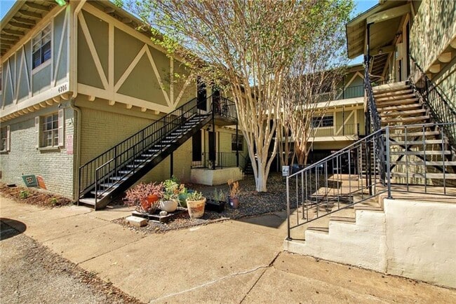 Building Photo - Large 1 bedroom in Hyde Park! Reserved par...