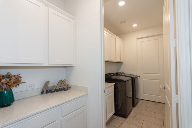 Building Photo - 501 Sixpence Ln