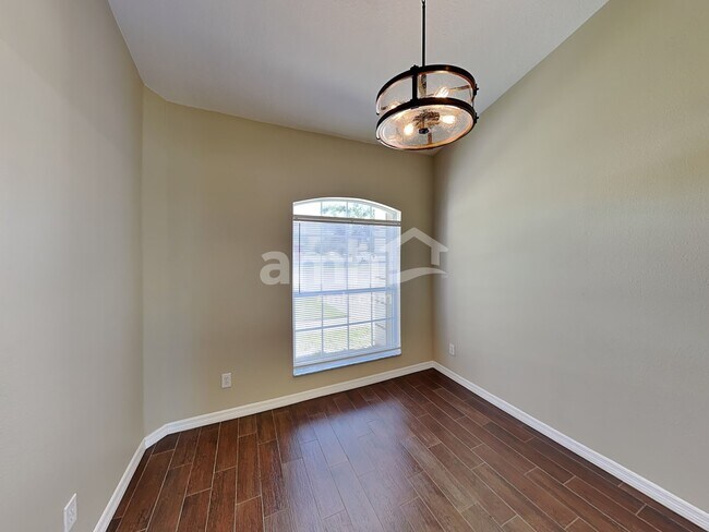 Building Photo - 1403 22nd Ave W