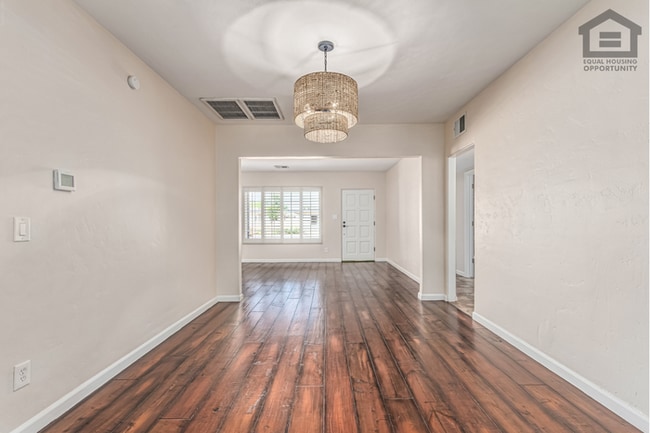 Building Photo - 3Bed/3Bath House at Thomas/7th Ave! Ready for Immediate Move-In! -- NO HOA! FULLY REMODELED!